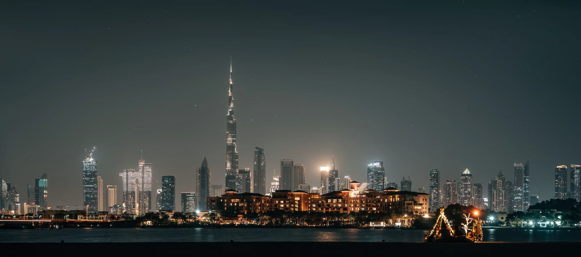 Skyline de Dubaï la nuit, avec la Burj Khalifa illuminée