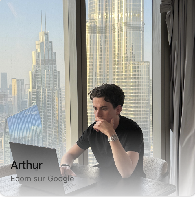 Arthur travaillant sur son laptop face à la skyline de Dubaï